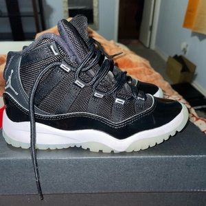 gently used/worn Jordan Retro 11s